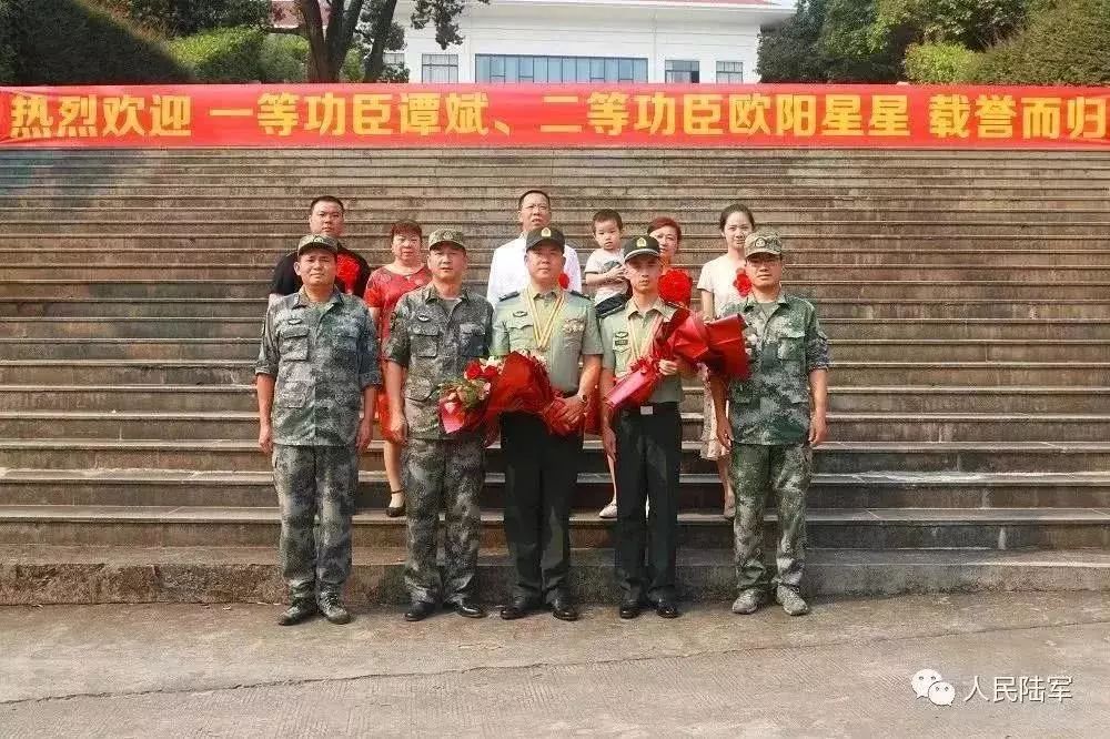 旅領(lǐng)導(dǎo)和功臣及功臣家屬合影留念